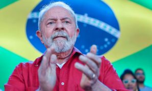 «Representa la defensa de las instituciones democráticas»: Transversal apoyo a Lula reúne a más de 400 personalidades chilenas de la política y la cultura
